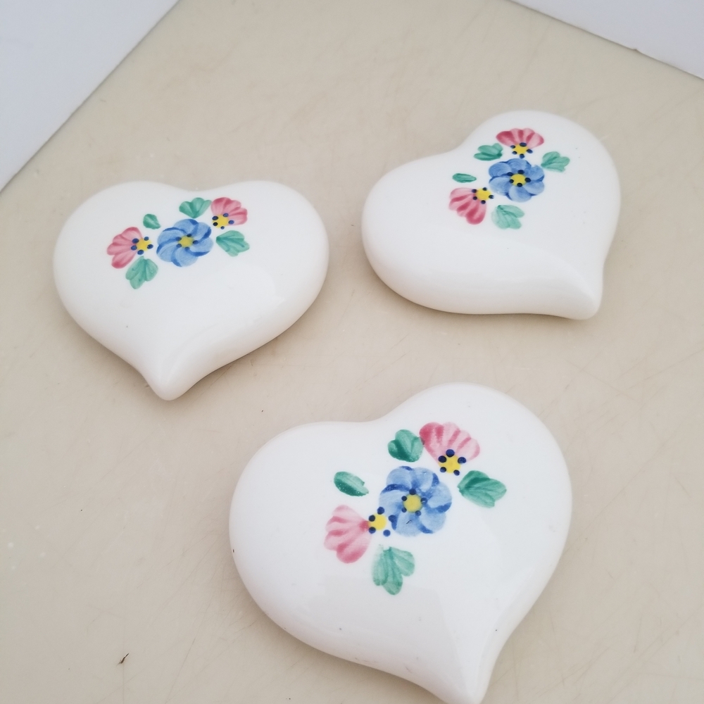 Homco White Heart-Shaped Accents with Floral Design